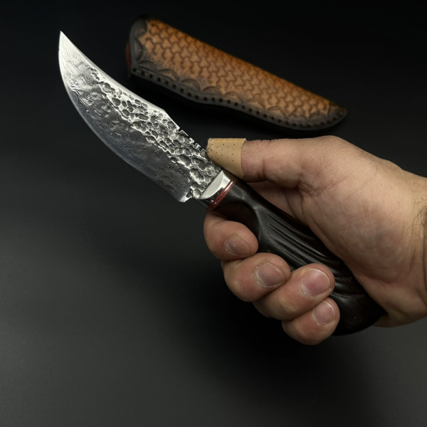 Широк японски ловен нож MYATO HUNTER 114 DAMASK, стомана VG10, дръжка абанос и кожена кания FISH